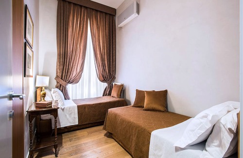 Rione III Colonna Apartment | Elegant 2BR/2BA next to Spanish Steps | 110sqm | Elevator | Washer/Dryer