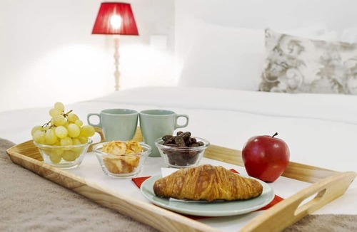 Historic Center Apartment | GetTheKey San Vitale Apartment