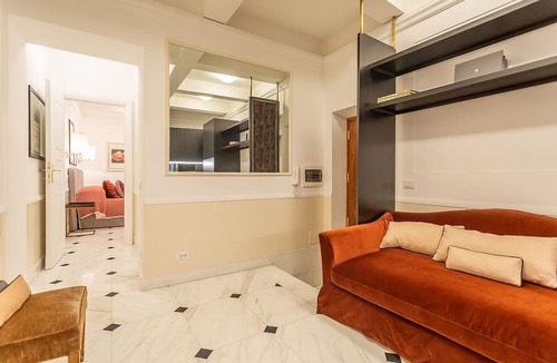 Rione III Colonna Apartment | Stylish Spanish Steps Retreat