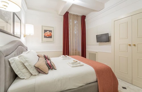 Rione III Colonna Apartment | Stylish Spanish Steps Retreat
