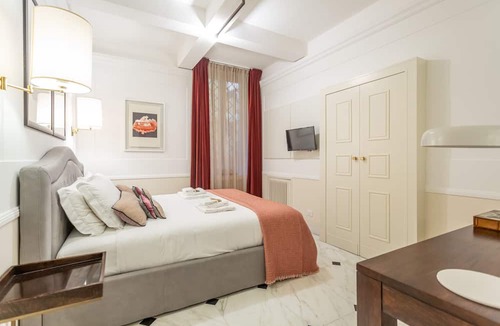 Rione III Colonna Apartment | Stylish Spanish Steps Retreat