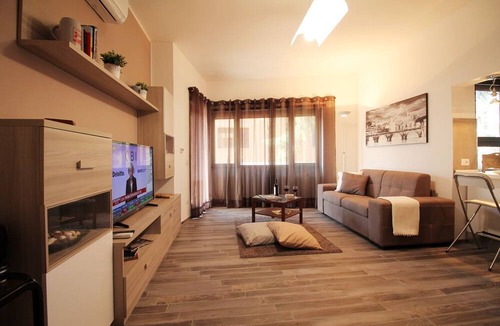 Quartiere XXXI Giuliano Dalmata Apartment | Eur Bright Spacious Apartment with balconies and parking only for small cars