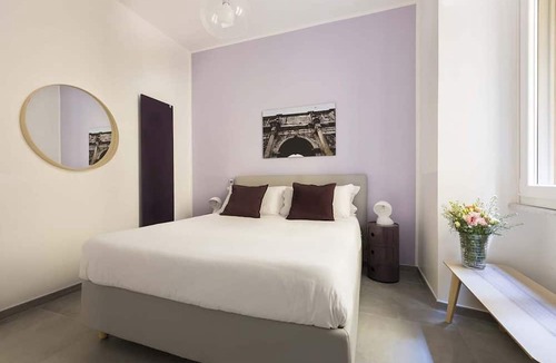 Rione XVI Ludovisi Apartment | The apartment is located on the 1st floor (with elevator) of a residential building built in the 19th century in Via Marche. It was completely renovated in 2018 using high-quality materials. The design is minimalist and modern. The interior design vers