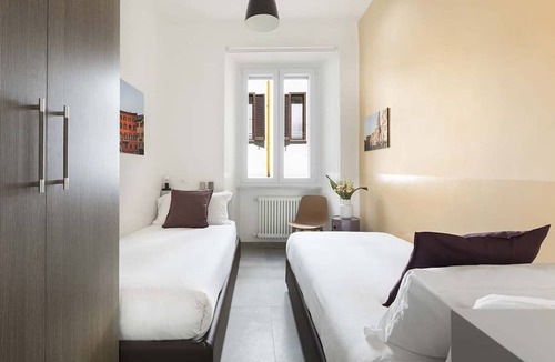 Rione XVI Ludovisi Apartment | The apartment is located on the 1st floor (with elevator) of a residential building built in the 19th century in Via Marche. It was completely renovated in 2018 using high-quality materials. The design is minimalist and modern. The interior design vers