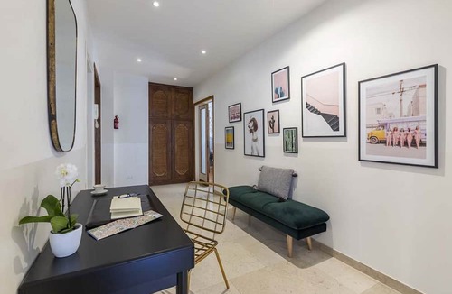 Aventine Apartment | The San Saba vacation apartment can accommodate groups of up to 12 people. It consists of 5 bedrooms, a large living room, 3 bathrooms and a modern kitchen.there is a large terrace, equipped with dining table and chairs, where you can relax after a strenu
