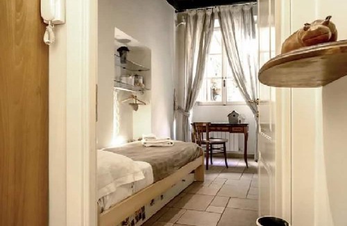 Rione VII Regola Apartment | This 70m2 apartment accommodates 3 people and is located on the first floor of a historic building without a lift, which can be accessed by passing through the internal cloister.It is located in the center of Rome, in a perfect spot for visiting the city