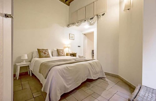 Rione VII Regola Apartment | This 70m2 apartment accommodates 3 people and is located on the first floor of a historic building without a lift, which can be accessed by passing through the internal cloister.It is located in the center of Rome, in a perfect spot for visiting the city