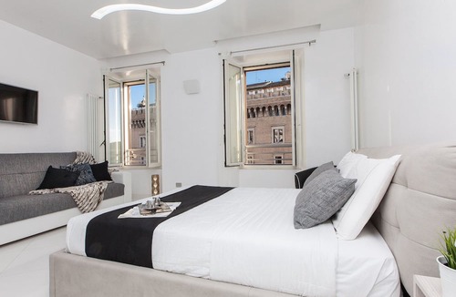 Rome City Centre Apartment | Prestigious apartment with view on Piazza Venezia | Piazza Venezia View Luxury Apartment B