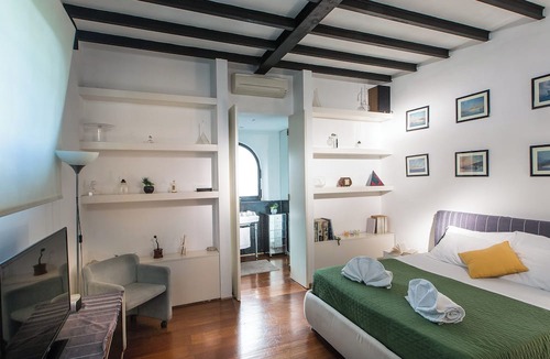 Trastevere Apartment | Botanical Garden, exclusive apartment with swimming pool in the living room, located in .