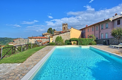 Massarosa Apartment | Cosy apartment for 4 guests with pool, WIFI, TV and panoramic view, close to Viareggio