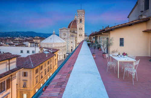 Duomo Apartment | La Culla di Dante Luxury Apartment in front of the Duomo (sleeps 6)
