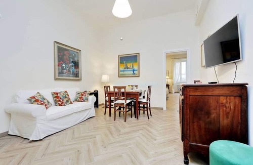 Rione III Colonna Apartment | Apartment for 4 people near stylishly furnished Spanish Steps, smartphone