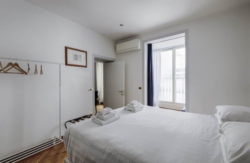 Rione II Trevi Apartment | TREVI FOUNTAIN 3 BEDROOM APARTMENT PRESTIGIOUS.