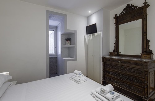 Rione II Trevi Apartment | TREVI FOUNTAIN 3 BEDROOM APARTMENT PRESTIGIOUS.
