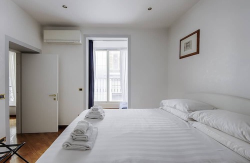 Rione II Trevi Apartment | TREVI FOUNTAIN 3 BEDROOM APARTMENT PRESTIGIOUS.