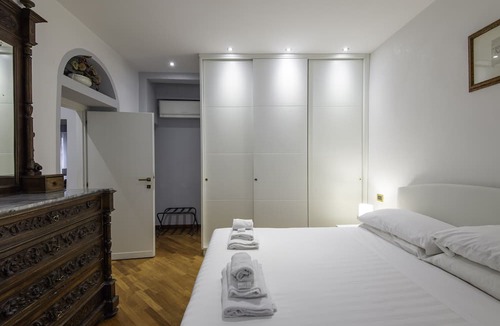 Rione II Trevi Apartment | TREVI FOUNTAIN 3 BEDROOM APARTMENT PRESTIGIOUS.