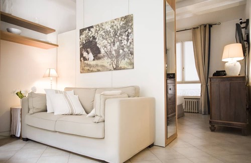 Historic Center Apartment | Casa Letizia ONE elegant romantic downtown apartment at the Two Towers
