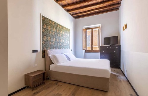 Navona Apartment | The Baullari II apartment is located in Via dei Baullari, between Piazza Navona and Campo de' Fiori, two world-famous squares, and consists of 4 large bedrooms and can accommodate up to 8 people.