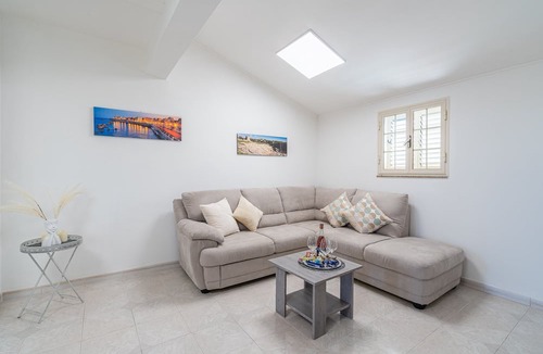 Tiche Apartment | Villa Segesta holiday flat with terrace, WiFi and air conditioning