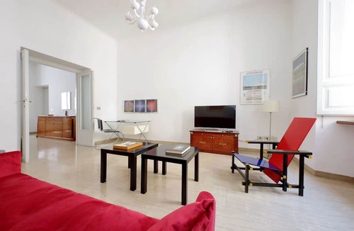 Rione VI Parione Apartment | Vittorio Emanuele, Bright 1 Br Flat By Halldis
