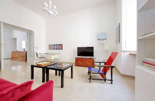 Rione VI Parione Apartment | Vittorio Emanuele, Bright 1 Br Flat By Halldis