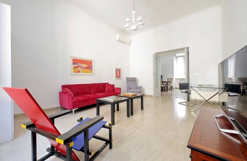 Rione VI Parione Apartment | Vittorio Emanuele, Bright 1 Br Flat By Halldis
