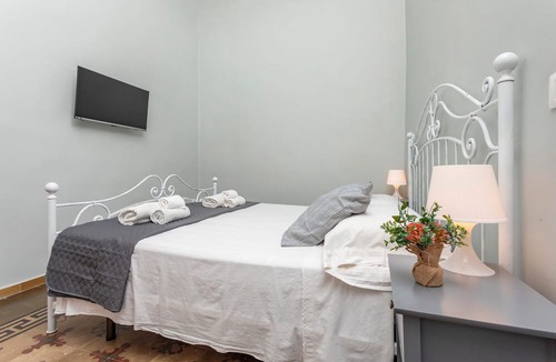 Catania City Centre Apartment | Apartment 'Aparo House One' with Balcony, Wi-Fi and Air Conditioning