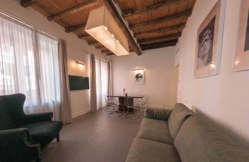 Rione XIV Borgo Apartment | St. Peter Colonnade view (MAS-3)