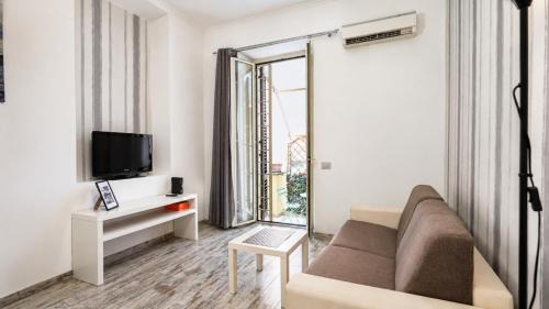 Rione III Colonna Apartment | Elegantis Campo Marzio Apartment With Terrace - Elegance near Spanish Steps Trevi and Pantheon