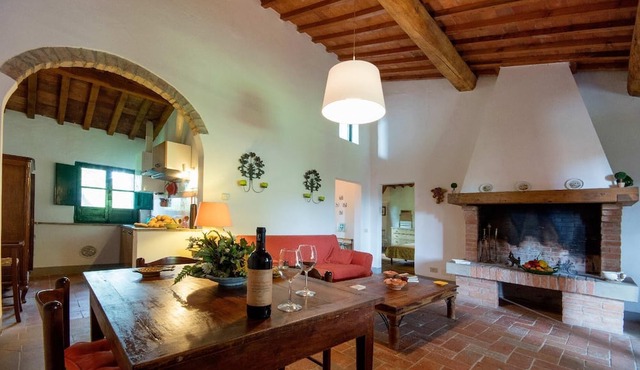 Rustic villa with swimming pool on the Tuscan hills