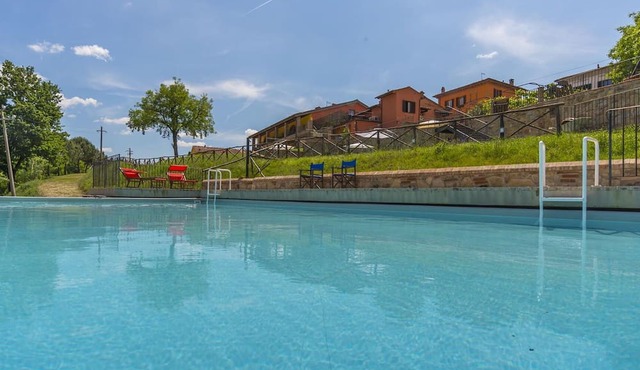 Nice apartment for 6 people with pool, A/C, WIFI, TV and parking, close to Arezzo
