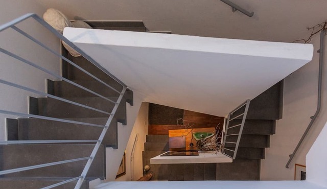 GuestHost - 'The Yellow House' central Apartment!