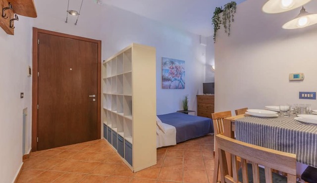 GuestHost - Ferrara Station Essential Apartment w/parking