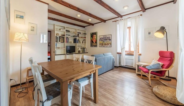 GuestHost - Apartment located on the second floor of a typical period building without a lift.In 55 square meters of space it comfortably accommodates 3 people.Located in a strategic position a short distance from the Colosseum, the Colle Oppio Park and