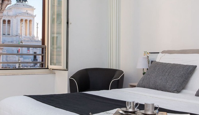 Prestigious apartment with view on Piazza Venezia | Piazza Venezia View Luxury Apartment B