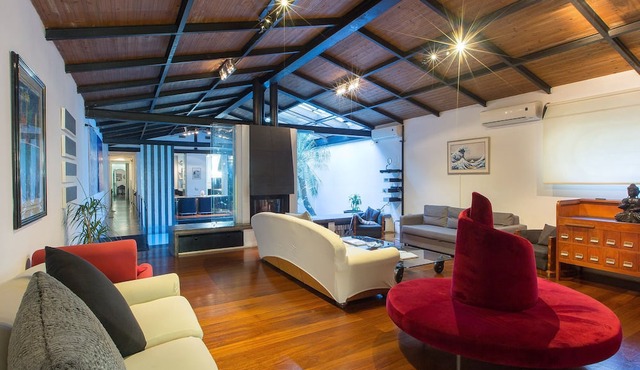 Botanical Garden, exclusive apartment with swimming pool in the living room, located in .