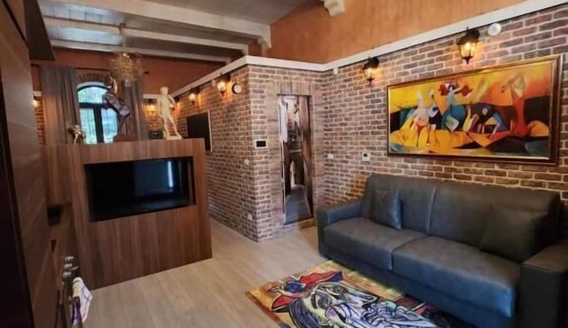 THE IMPERIAL SUITE E THE BRICKS