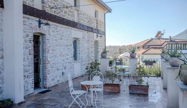 Casale nel Verde con Piscina e Vista