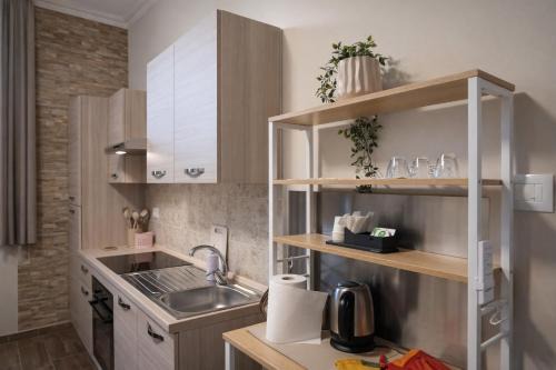 Elegant 2-Bedroom Near Metro, Walk to Colosseum