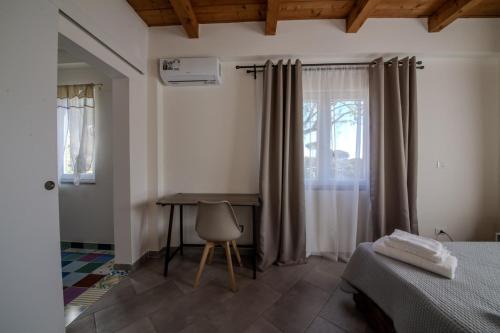Casale in legno nella natura laziale